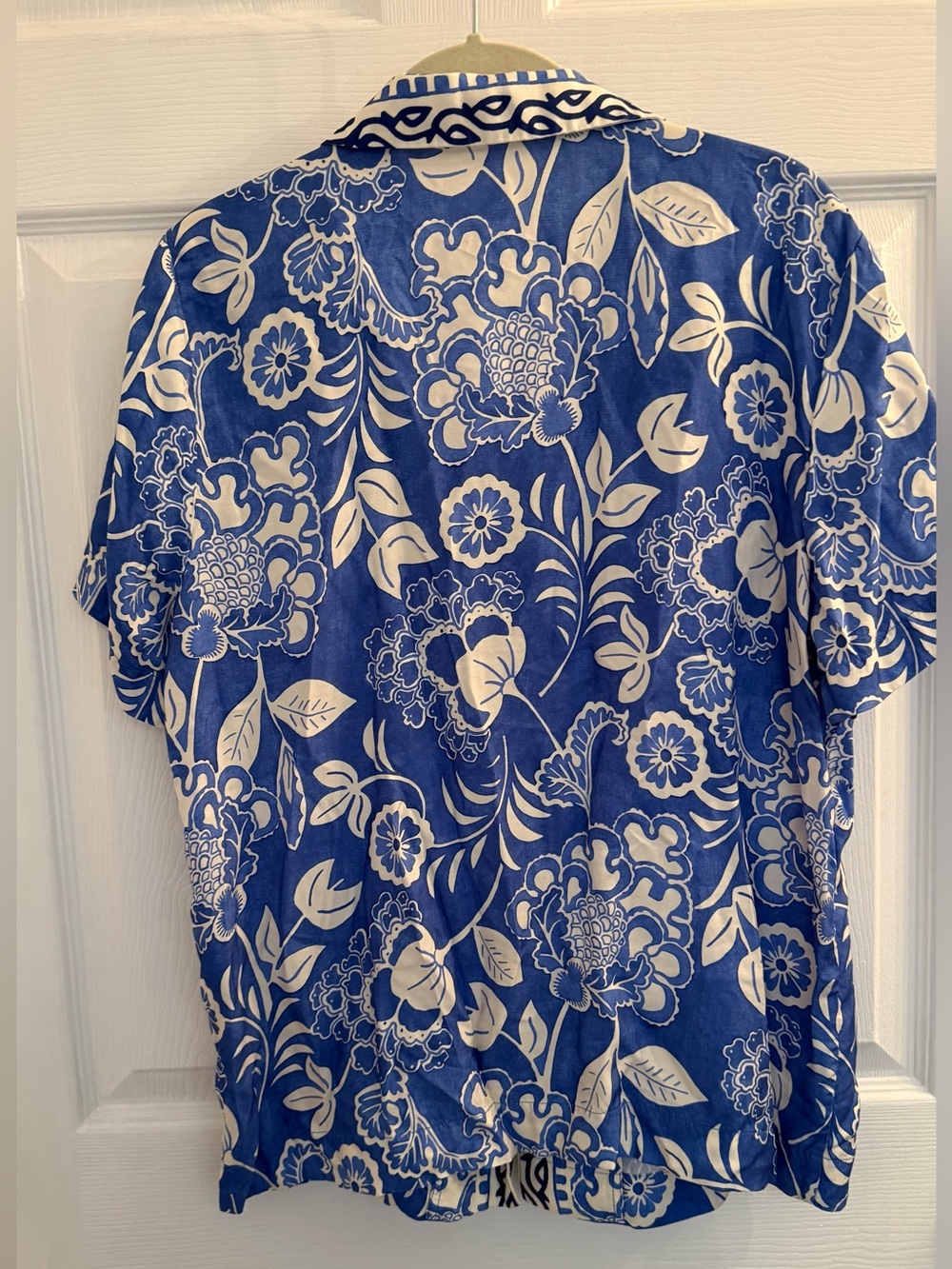 J. McLaughlin Blue & White Floral Short Sleeve Button Front Shirt - Picture 2 of 4